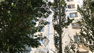 В Астрахани из окна 8 этажа дома по улице Куликова выпал ребёнок
