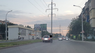 В Астрахани в День рыбака мужчина бросался на автомобили прямо на дороге