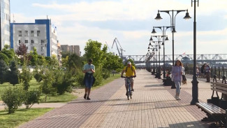 В Астрахани пешеходы и велосипедисты не могут поделить набережную