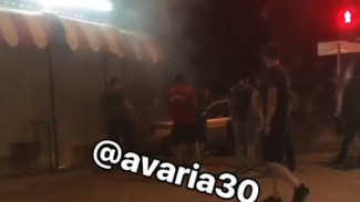 В Астрахани водитель протаранил ограждение и въехал в ларёк