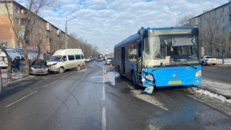 В Астрахани трое взрослых и ребёнок пострадали в массовом ДТП с автобусом