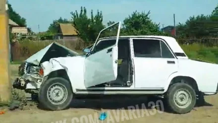 В Астрахани на улице Шоссейной водитель на «семёрке» врезался в столб