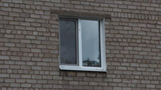 В Астрахани на улице Кубанской пьяный мужчина выпал из окна многоэтажки