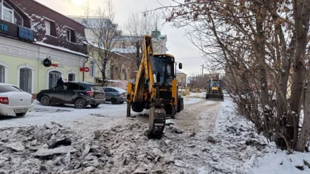 Астраханские коммунальщики борются с наледью на дорогах