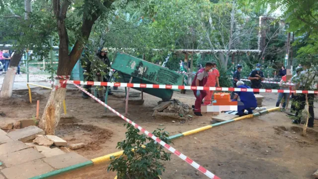В Астрахани на улице Яблочкова мальчика придавило бетонной плитой
