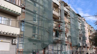 На улице Боевой в Астрахани продолжают ремонтировать фасады