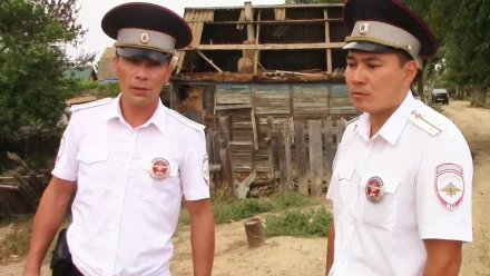 Под Астраханью при пожаре в доме полицейские спасли 2-х людей