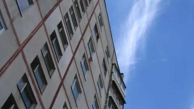 В Астрахани пьяный мужчина погиб, выпав с балкона 8-го этажа 