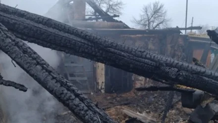 В Астраханской области мужчину обвиняют в поджоге дома своей супруги
