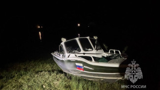 Под Астраханью 9 мая лодка столкнулась с опорой моста, есть пострадавшие