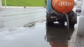 В Астрахани коммунальные службы устраняют последствия дождя