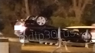 В Астрахани на съезде с путепровода опрокинулся автомобиль