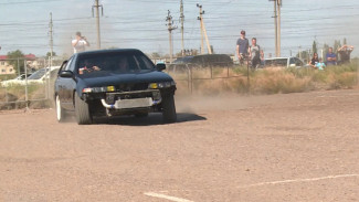 Автофестиваль под Астраханью собрал любителей мотокросса, дрифта и ретромашин