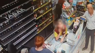 В Астрахани полицейский помог сотруднице магазина, которой стало плохо на рабочем месте