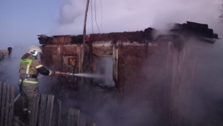 В Астраханской области при пожаре в хозпостройке погибли двое мужчин