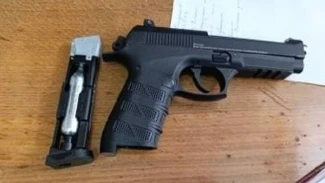 В Астрахани мужчина хотел пронести в суд пистолет