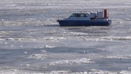 В Астрахани рыбаков унесло на отколовшейся льдине