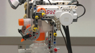 Астраханские школьники разработали робота-дозатора для дезинфицирующих средств