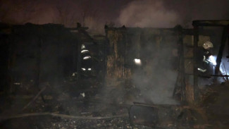 Неизвестные подожгли два жилых дома в Астраханской области