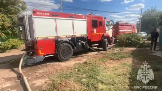 В Астрахани пожарные спасли жилые дома от распространения огня