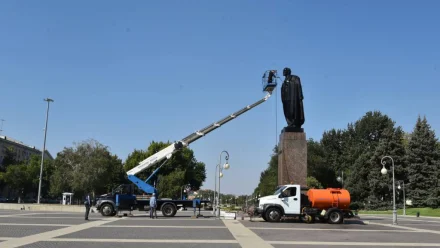 В Астрахани моют памятники и обновляют светильники