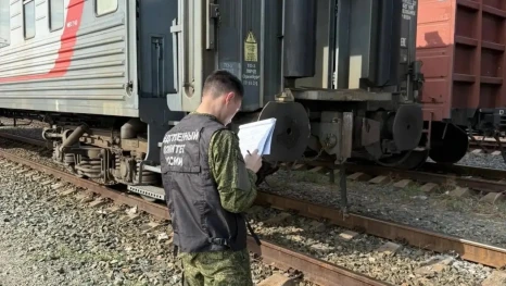 В Астраханской области работника железной дороги зажало вагонами