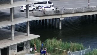 В Астрахани на Студенческой подросток упал с недостроенного здания