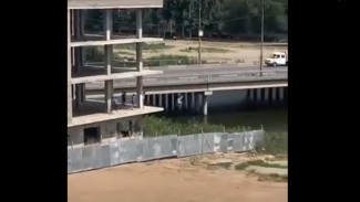 В Астрахани запечатлели детей, прыгающих с недостроя в Кутум