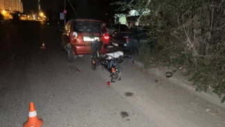 В Астрахани самокатчик въехал в автомобиль 