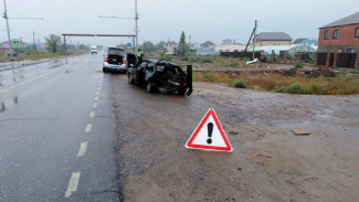 Астраханец въехал на автомобиле в дорожный знак и пострадал