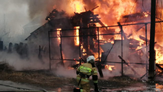 В Астрахани горит жилой многоквартирный дом