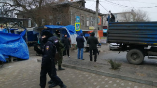 В Астрахани с «Больших Исад» вывезли 40 незаконных объектов торговли