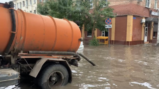 В Астрахани коммунальщики продолжают устранять последствия ливня