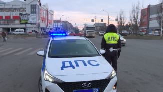 В Астрахани пьяный мотоциклист протаранил полицейские машины во время погони 