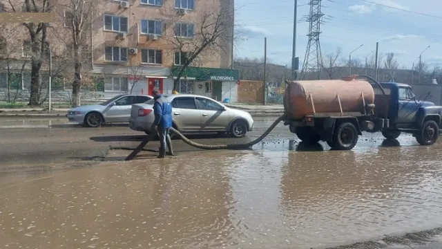С улиц Астрахани коммунальщики откачали свыше 800 куб. м дождевых вод