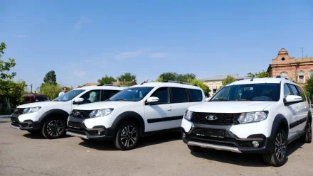 Игорь Бабушкин вручил главврачам районных больниц ключи от 13 автомобилей