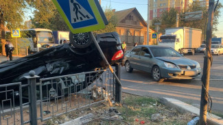 В Астрахани машина вылетела с проезжей части и опрокинулась на крышу