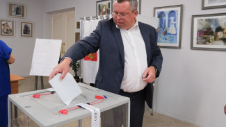 Председатель Облдумы проголосовал на выборах депутатов в Гордуму Астрахани