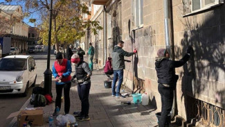 В Астрахани активисты очистили фасад дома на улице Советской