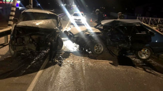 Под Астраханью в лобовом столкновении машин пострадали три человека
