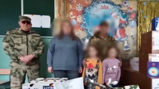 Астраханские ветераны Росгвардии доставили новогодние подарки юным жителям Запорожской области