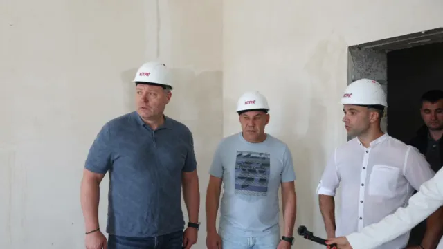 Астраханский губернатор проверил ход строительства соцобъектов в Приволжском районе