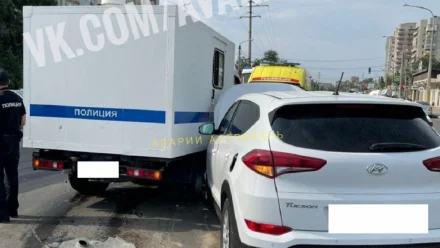 В Астрахани иномарка столкнулась со автомобилем полиции