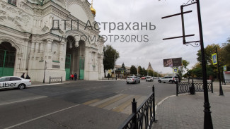 У Астраханского Кремля убрали «зебры» по требованию законодательства