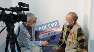 В Астрахани 81-летний мужчина сделал вторую прививку от COVID-19