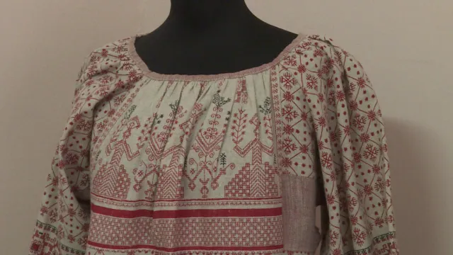 Астраханка шьёт традиционные русские костюмы