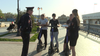 В Астрахани сотрудники ДПС разъяснили правила использования средств малой мобильности 