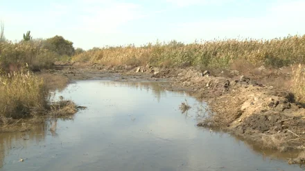 В Астрахани из-за постоянного прорыва трубы затапливает посёлок