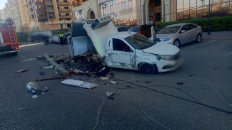 В Астрахани фургон протаранил два электрических столба