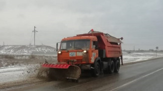 Дорожники расчищают от снега федеральные трассы в Астраханской области